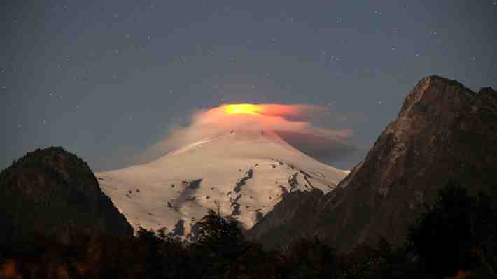 Villarrica suspende clases en ocho establecimientos y Gobierno entrega mapa de posible afectación por erupción de volcán