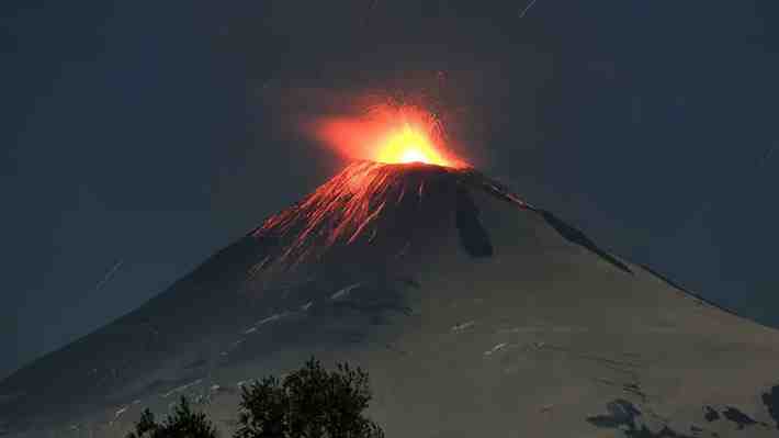 Imágenes | Así amaneció este lunes el volcán Villarrica, que se encuentra desde ayer bajo alerta naranja