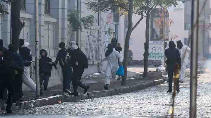 Nuevos incidentes en Liceo de Aplicación: Encapuchados rociaron acelerante a inspector del colegio y queman basureros