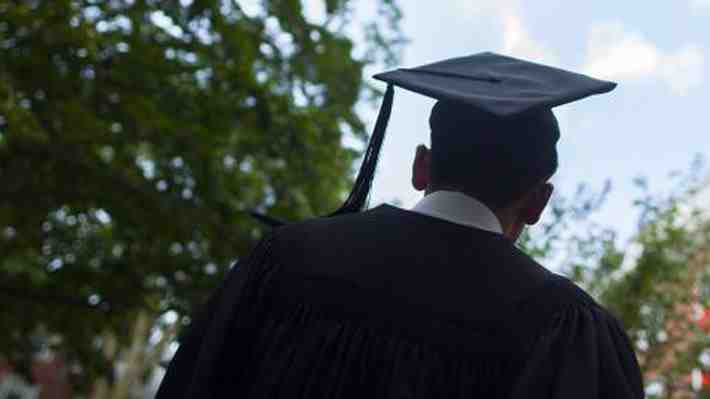 Zoom a la Casen: Son más los chilenos que hoy tienen un título y ha subido el "premio salarial" a quienes terminan el colegio