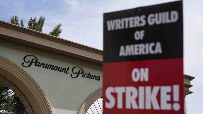 Guionistas de Hollywood ponen fin a huelga tras llegar a acuerdo con estudios y volverán a sus funciones este miércoles