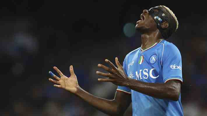 Victor Osimhen marca en medio de su escándalo en el Napoli: Mira el gesto que tuvo y la reacción de sus compañeros