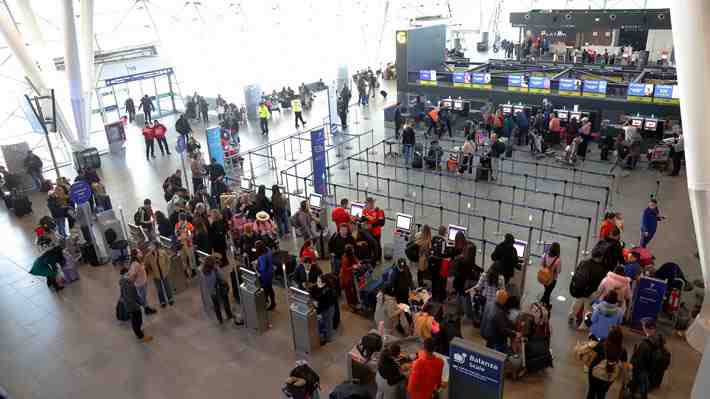 Evacuan vuelo con 201 pasajeros en Santiago por sujeto que amenazó portar bomba: Quedó detenido