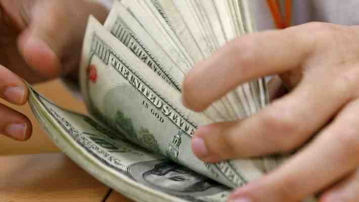 Dólar comienza a la baja pero se mantiene sobre los $910