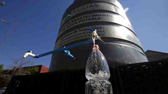 Comienza megacorte de agua de 37 horas en 6 comunas de la RM: Revise zonas afectadas y puntos de abastecimiento
