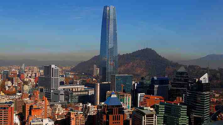 FMI prevé que economía chilena retroceda un 0,5% este año y suba 1,6% en 2024