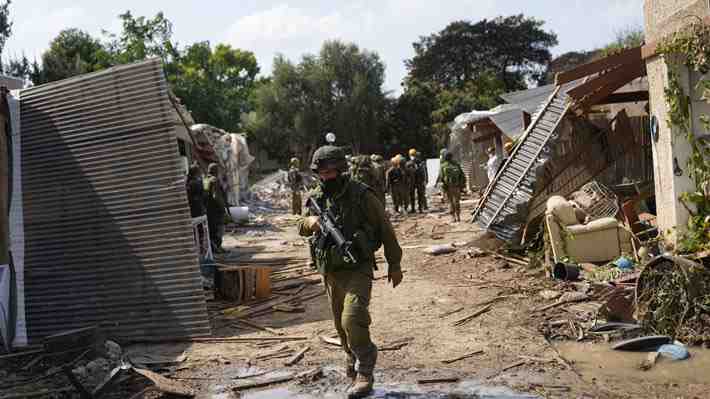 Masacre en Kfar Aza: Soldados israelíes encuentran cuerpos de bebés decapitados