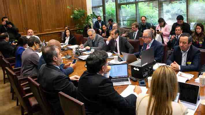 "No es vinculante" e "irresponsabilidad de superintendencia": Senadores por informe técnico de ley corta por isapres