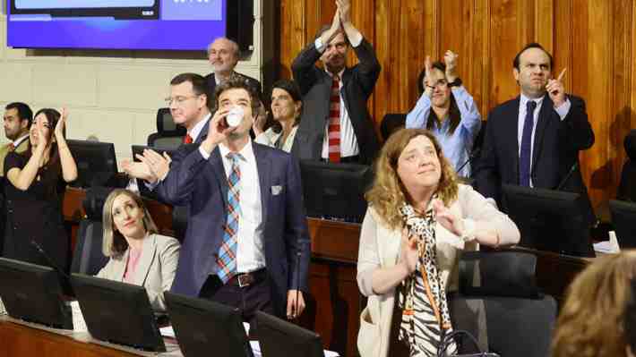 Comisionados de oposición aseguran que se "mejoró" el texto y lamentan rechazo de la izquierda a enmiendas