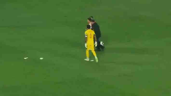 La furiosa reacción de Pedro Gallese contra hinchas de Perú que entraron a la cancha para tener una foto con Messi