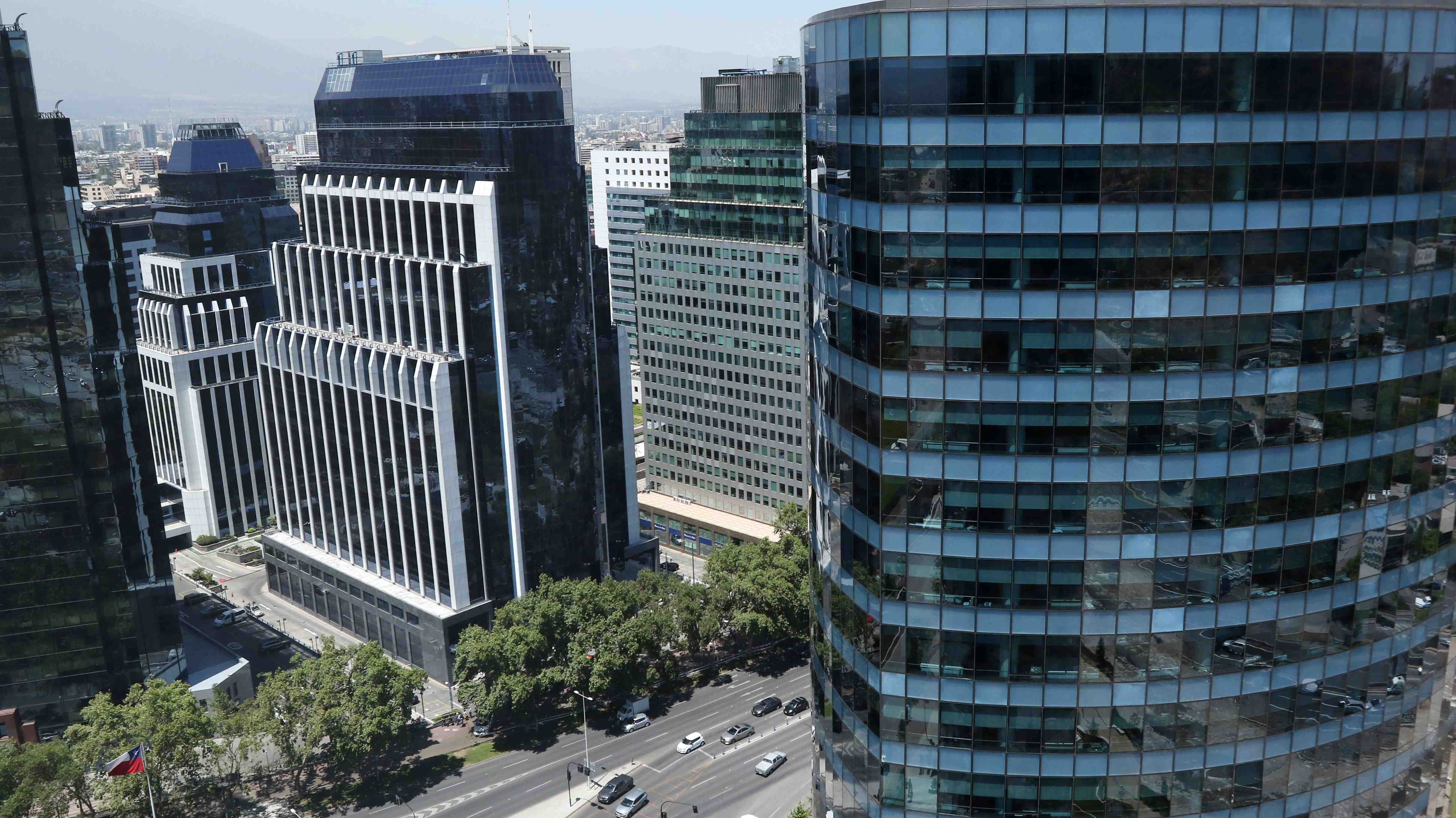 S&P rebaja la perspectiva crediticia de Chile por débil consenso político y Marcel urge por un acuerdo fiscal