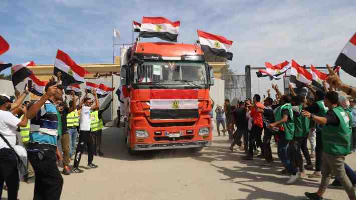 Primer convoy de ayuda entra en Gaza y la ONU pide "alto el fuego humanitario"