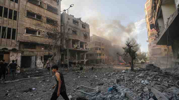 Israel advierte que intensificará bombardeos sobre Gaza tras ingreso de primer convoy de ayuda humanitaria