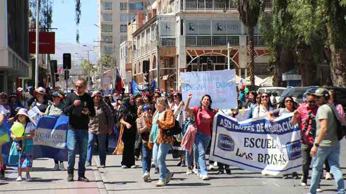Profesores más de 50 días en paro y 30 mil alumnos a punto de perder el año escolar: La profunda crisis educacional en Atacama