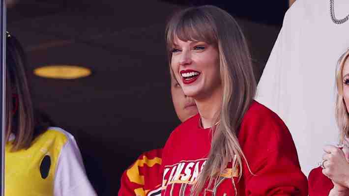 ¿Se confirma el romance?:Taylor Swift es captada besando la mejilla de Travis Kelce