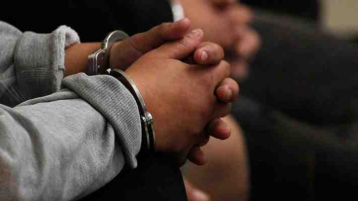 Capturaron a dos sujetos que lanzaban pelotas con droga al interior de penal Colina 2