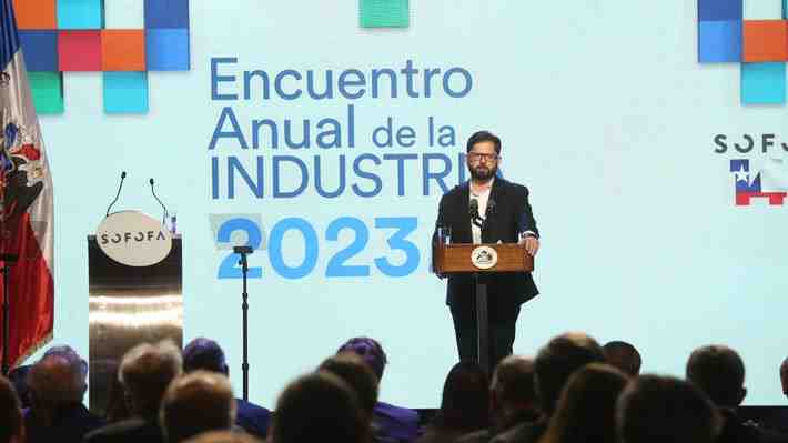 Permisología "irracional" y "no soy de ultra izquierda": Las frases con que Boric intentó sintonizar con empresarios