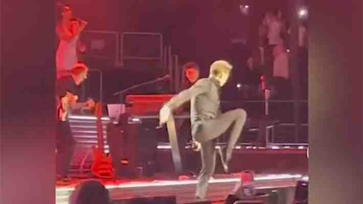 Video | Luis Miguel sufre "tirón" en su glúteo en pleno concierto en Nueva York