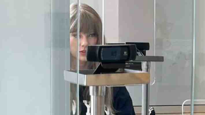 Video | El accesorio al que recurrió Taylor Swift para evitar ser vista a su llegada a Argentina
