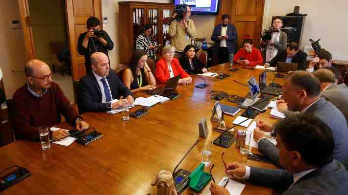 Asignaciones directas sin fundamentación y vulneración de probidad: Las irregularidades informadas por el contralor en caso Convenios