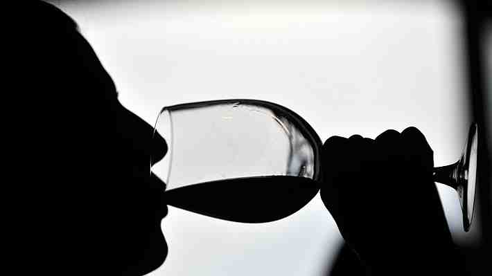 ¿Sufres de dolor de cabeza después de beber vino tinto? Científicos creen haber descubierto la razón