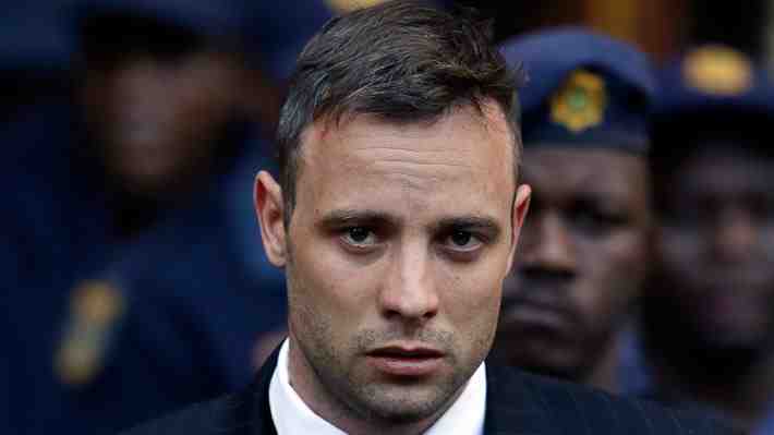 Atleta Oscar Pistorius obtiene la libertad condicional después de 9 años en prisión por el asesinato de su novia