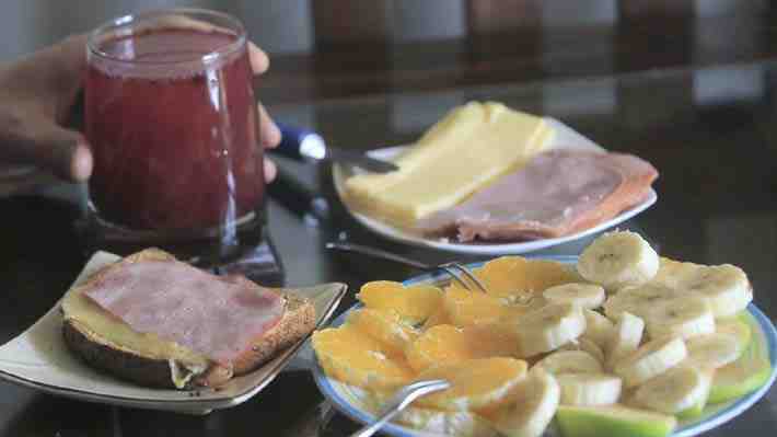Evitar las grasas, incluir varios nutrientes y planificar el menú: Las claves para que un desayuno sea saludable