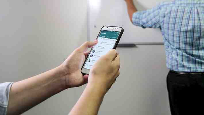 Nueva Zelandia prohibirá los celulares en los colegios para que los estudiantes mejoren su rendimiento