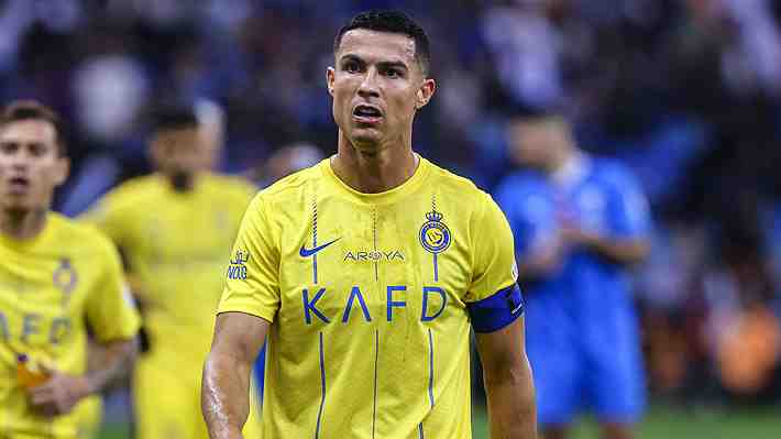 El polémico gesto de Cristiano Ronaldo al árbitro Wilmar Roldán en dura derrota del Al-Nassr