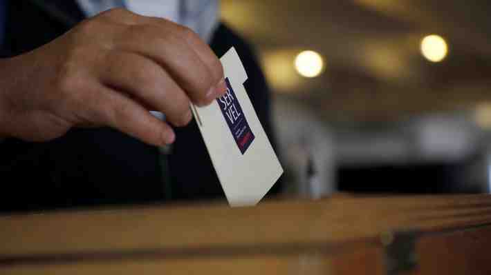 Ad portas de una nueva veda: Qué decían las encuestas antes de las últimas dos votaciones constitucionales y cómo les fue