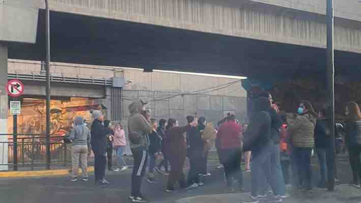 Vecinos de Quilicura realizan manifestación en concurrido punto de esa comuna: Instalaron barricadas