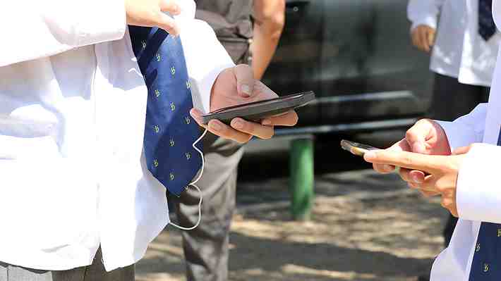¿Prohibirlos o regularlos? Informe PISA confirma que las distracciones de los celulares en clase reducen el aprendizaje
