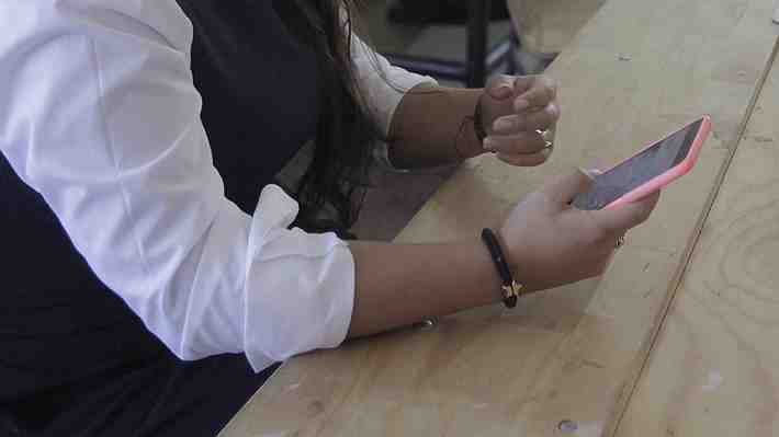 Colegios chilenos se suman a tendencia mundial de prohibir celulares en clases: &#34;Restan valor al aprendizaje&#34;