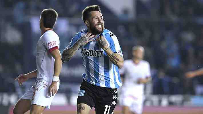 El volante argentino que mira Católica y los otros dos jugadores que se acercan