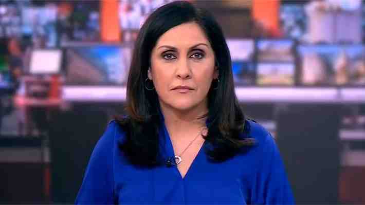 Presentadora de la BBC se disculpa tras ser captada en cámara haciendo un gesto obsceno: "Lo siento si ofendí a alguien"