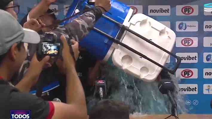 Mira el momento en que Huachipato se entera que es campeón y el "alocado" festejo con los jugadores "bañando" a su DT Gustavo Álvarez