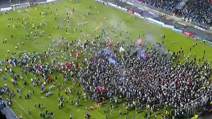 La invasión de los hinchas de Iquique a la cancha tras lograr el ascenso a Primera División