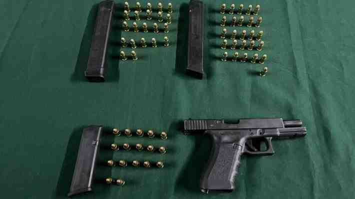 Detienen a sujeto en mall de Estación Central: Portaba pistola Glock con 65 balas