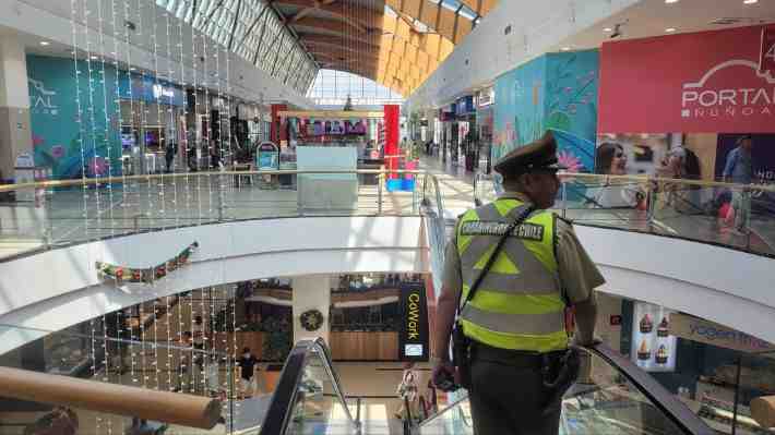 Reportan asalto y disparos dentro del Portal Ñuñoa: Sujetos habrían robado tienda de artículos tecnológicos