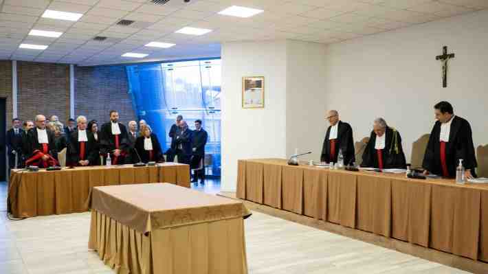 "Juicio del siglo": El Vaticano condena a cardenal Becciu a cinco años y medio de prisión por fraude financiero