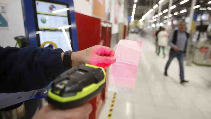 Sernac denuncia a 13 supermercados y tiendas del retail por solicitar boletas a la salida de locales
