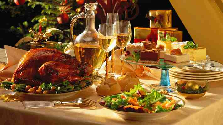Comer fraccionado, con moderación y ojo con la conservación de alimentos: Consejos para disfrutar de las fiestas de fin de año
