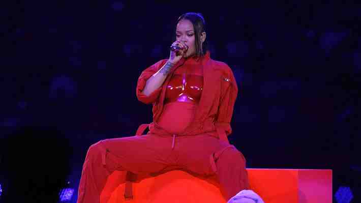 Rihanna confiesa que revelación de su segundo embarazo en el Super Bowl fue por un accidente de vestuario