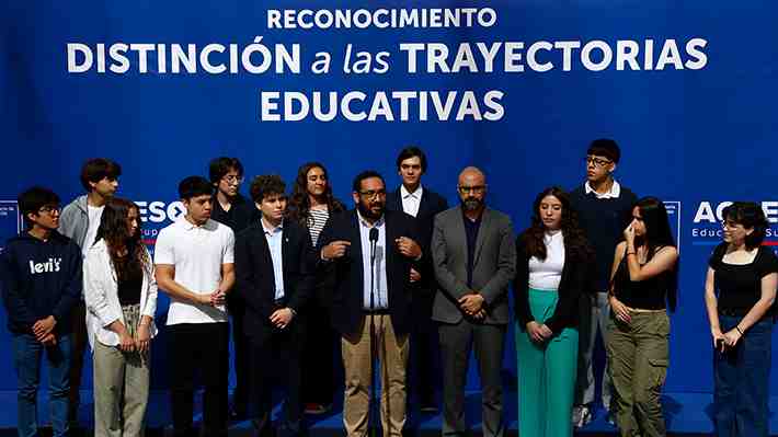 Reconocimiento de "brechas" y más jóvenes destacados: Lo que dejó la entrega de resultados de la PAES