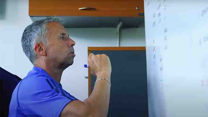 La pizarra de Gustavo Álvarez en la Universidad de Chile que adelanta nombres, esquema y hasta un nuevo refuerzo