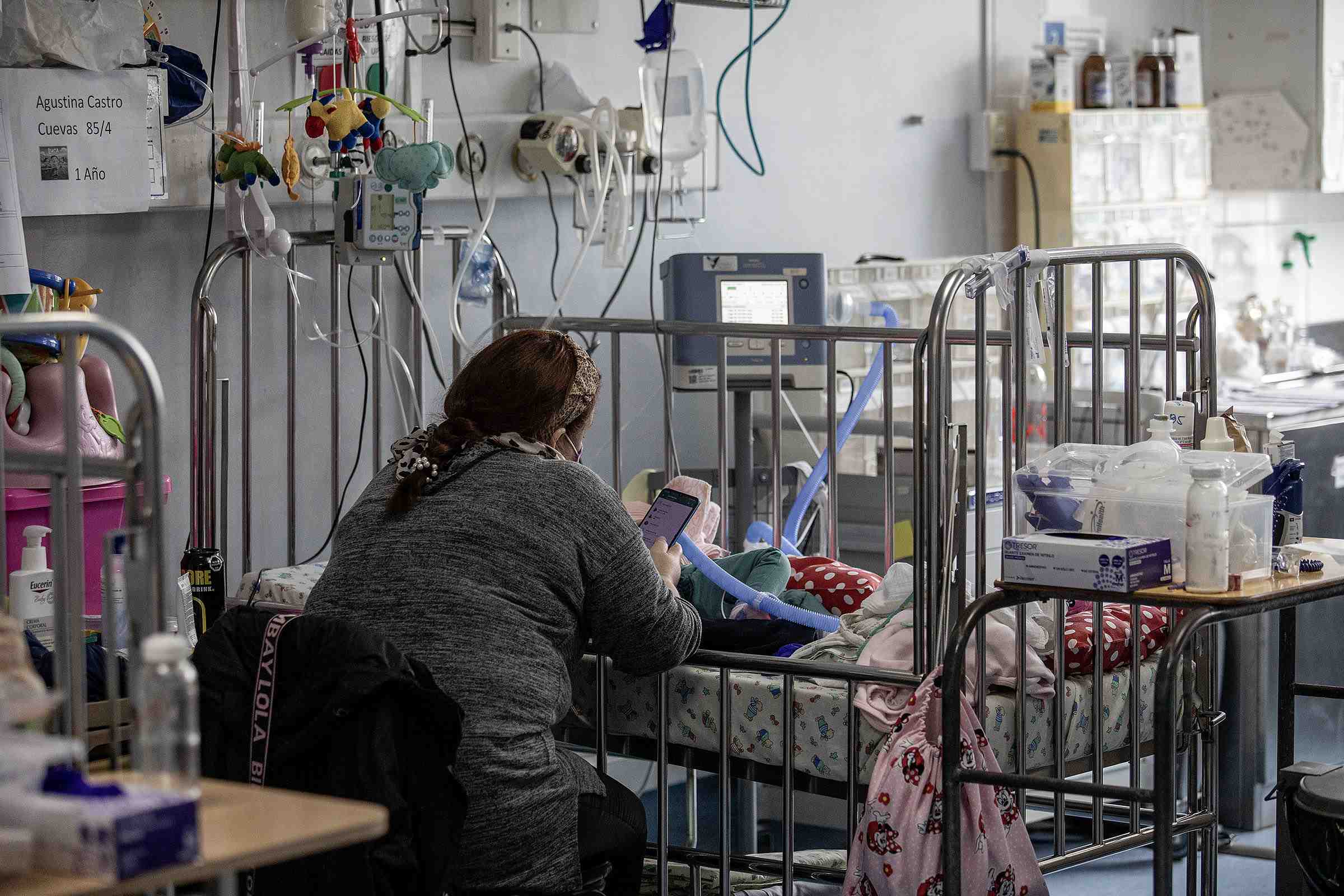 Lactante más grande de Chile fue trasladado desde Concepción al Hospital Clínico de la UC en Santiago