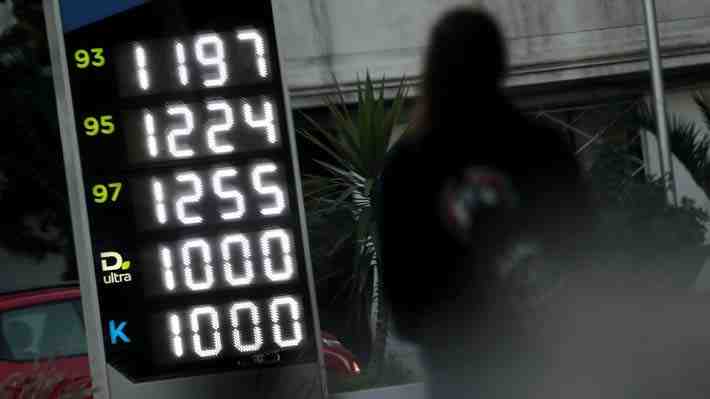 Chile es el segundo país de Latinoamérica con el litro más caro de bencina en 2024: Revisa el listado