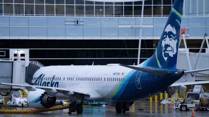 Estados Unidos ordena mantener en tierra aviones Boeing 737 MAX tras aeronave que perdió ventanilla durante un vuelo