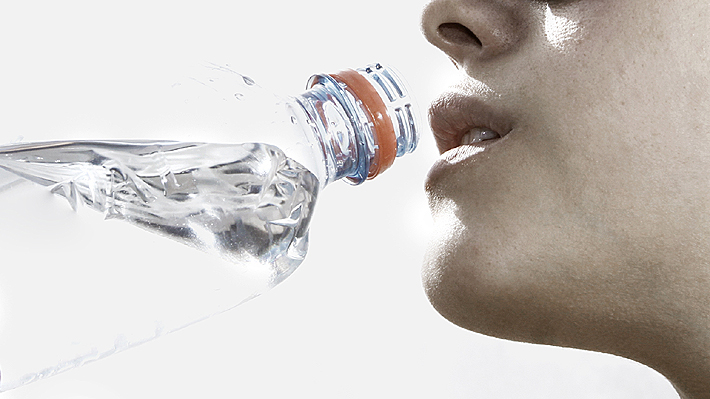 Las botellas de agua contienen nanoplásticos que pueden llegar a