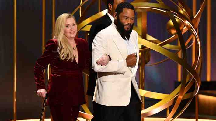 Video | Christina Applegate reaparece públicamente en los Premios Emmy 2024: Lloró ante la ovación que recibió